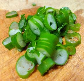 葱洗净切成小粒