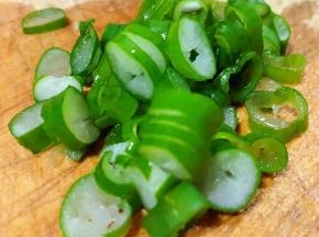 葱洗净切成小粒