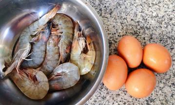 准备原材料鸡蛋和新鲜的海虾备用