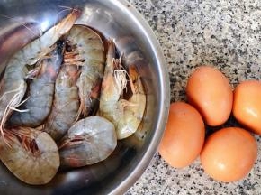 准备原材料鸡蛋和新鲜的海虾备用
