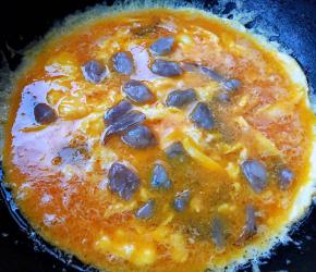 蛋液微微成形放入虾仁