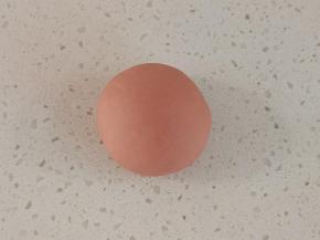 所有材料混合揉成超级无敌光滑的面团，红曲粉在揉面的时候直接放进去一起揉，量多颜色就红，量少颜色就粉