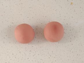 揉好的面团平均分成2份