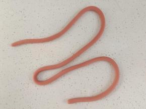 分别搓成细长的条，做完一个再做另一个