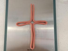 如图将长条摆好，上下两端要比中间的留的长一些