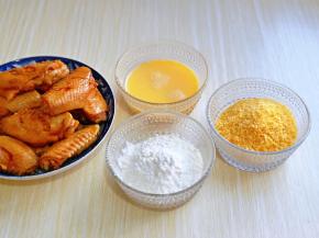 腌制好的鸡翅放入盘中，准备好蛋液，面包糠，面粉。