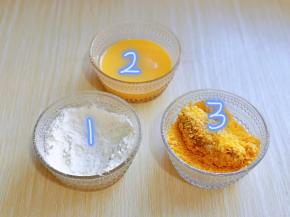 取一个鸡翅，首先裹上1面粉，再放入2蛋液中浸泡30秒，最后均匀裹上面包糠。