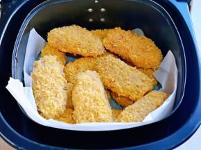 空气炸锅烤网上垫上油纸，再摆放上鸡翅。