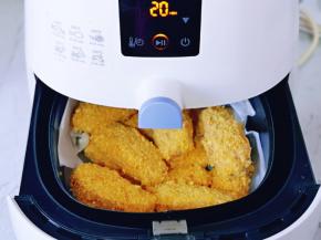 180度烤20分钟，之后将油纸取掉，把鸡翅摆放在烤网上，再炸10分钟。