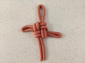 如图穿进第一条边里面，再稍微整理一下