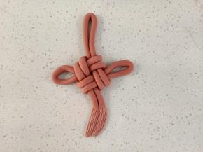 下面的边稍微压扁，用刀切成一条条的做穗儿，做好的中国结馒头放温暖处进行发酵，发酵至1.5倍大后开水上锅，蒸10分钟 关火后闷2分钟