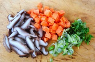 香菇切片胡萝卜切丁香菜和葱切粒