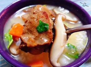 看着诱人的排骨和香菇入口那就是一个香啊