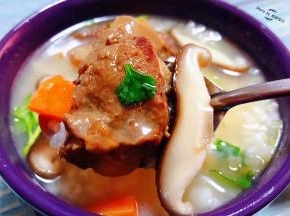 看着诱人的排骨和香菇入口那就是一个香啊