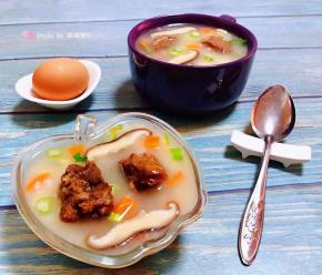 营养丰富的香菇排骨成入容器中搭配一个鸡蛋就是标配的早餐