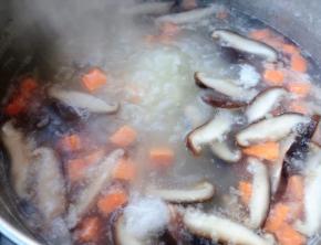 放入香菇和胡萝卜中小火煮三分钟