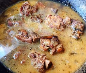 锅中倒入清水放入排骨、姜片、花椒、八角再放入调味料蚝油、一品鲜酱油、料酒、糖大火煮至排骨入味八成熟即可