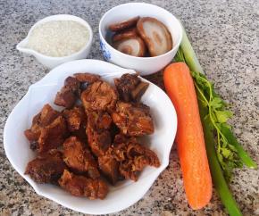 准备原材料排骨、香菇、大米、胡萝卜、香菜、葱