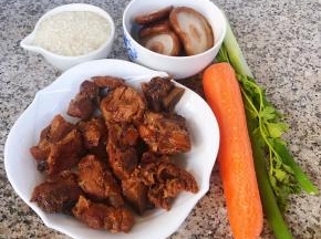 准备原材料排骨、香菇、大米、胡萝卜、香菜、葱