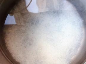 大米发入锅中淘洗干净添加适量清水大火煮起来