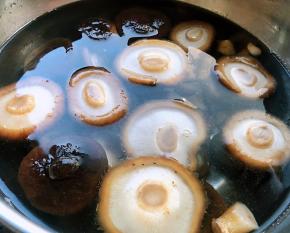 香菇去蒂洗净在开水中焯水煮熟后立即放入冷水中冲凉再沥干水份备用