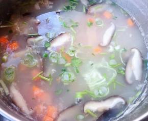 最后放入盐调味均匀撒上葱花和香菜提鲜即可出锅享用