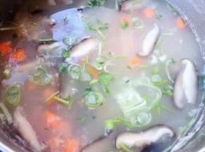 最后放入盐调味均匀撒上葱花和香菜提鲜即可出锅享用