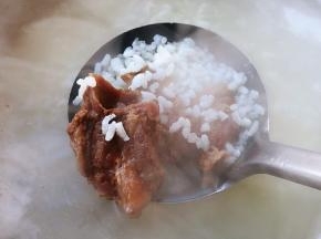 大米粥煮至七成熟放入排骨中火煮10分钟