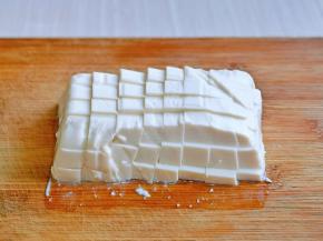 内酯豆腐倒扣在砧板上，切小方块。