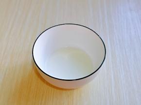 淀粉放碗中，加少许冷水搅拌均匀。