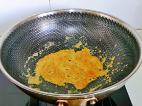 加入1小勺料酒，小火快速翻炒。