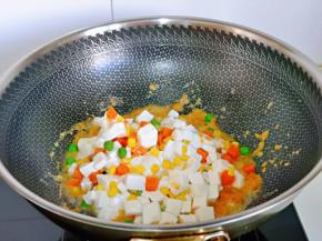 加入焯水的豆腐与什锦，切记不要用铲子翻动。