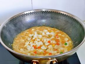 再加入半小碗纯净水大火烧开，煮2分钟，轻轻用铲子翻动。