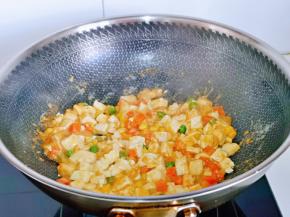 再均匀淋上淀粉液，铲子扣着轻轻推动食材，浓稠即可关火。