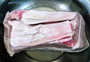 新鲜的牛腩在清水中浸泡半小时清洗干净