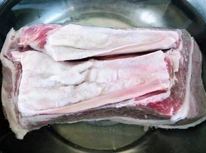 新鲜的牛腩在清水中浸泡半小时清洗干净