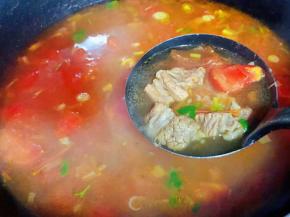 放入盐调味均匀最后撒上葱花和香菜提鲜即可