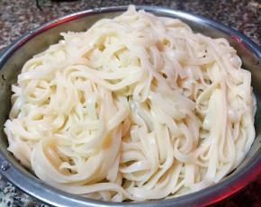 面条煮好用冷水过凉沥干水分备用