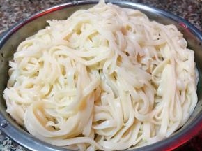 面条煮好用冷水过凉沥干水分备用