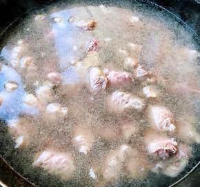 锅中烧开水放入牛腩焯水去除油脂和杂质再放入冷水中冲洗干净沥干水份