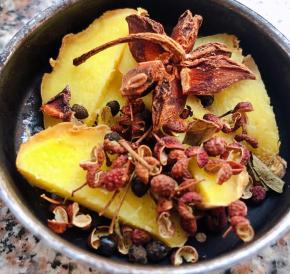 姜片切好和花椒八角放入调味盒中