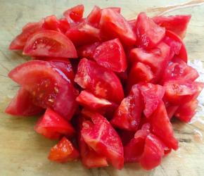 番茄洗净切成滚刀块