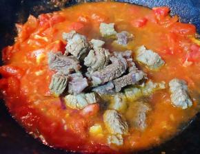 放入牛腩和汤汁如果觉得太油腻也可以再适当添加点清水大火烧开