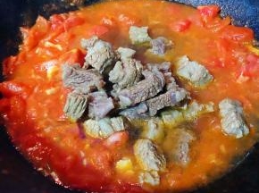 放入牛腩和汤汁如果觉得太油腻也可以再适当添加点清水大火烧开