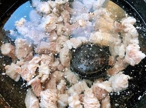 锅中倒入清水放入牛腩和调味盒再放入调味料蚝油、糖、料酒、一品鲜酱油大火煮起来