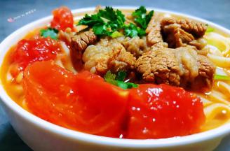 美味诱人的番茄牛腩面装入容器中