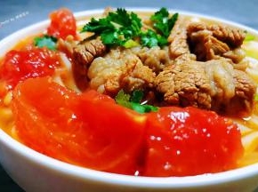 美味诱人的番茄牛腩面装入容器中