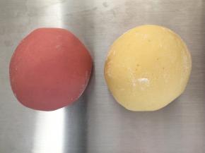 材料混合揉成超级无敌光滑的面团，平均分成两份，各揉入适量的红曲粉和南瓜粉