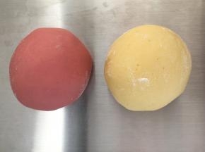 材料混合揉成超级无敌光滑的面团，平均分成两份，各揉入适量的红曲粉和南瓜粉