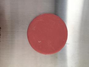 红色个黄色面团分别擀薄，用饺子模具压出同样大的圆形，黄色也一样